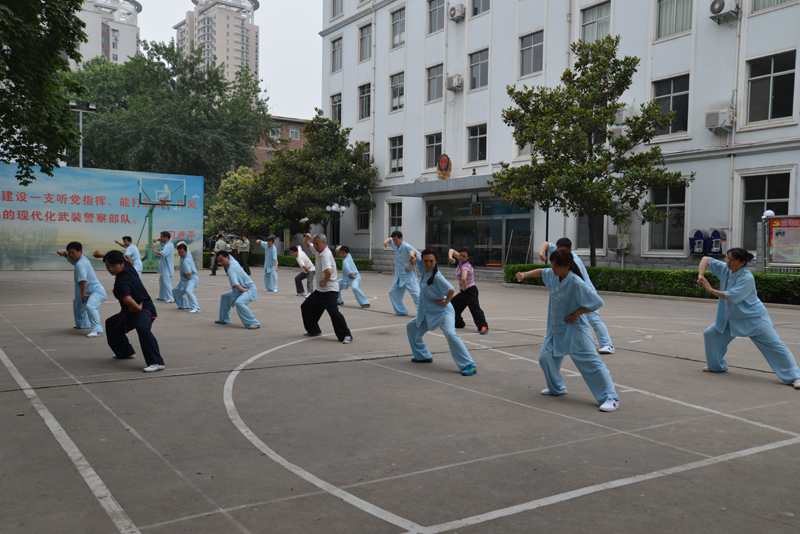 聘請陳式太極拳知名教練教學(xué)，開展太極拳興趣小組活動。