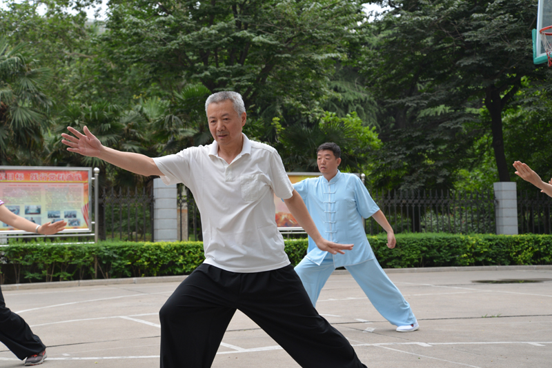 聘請陳式太極拳知名教練教學(xué)，開展太極拳興趣小組活動。