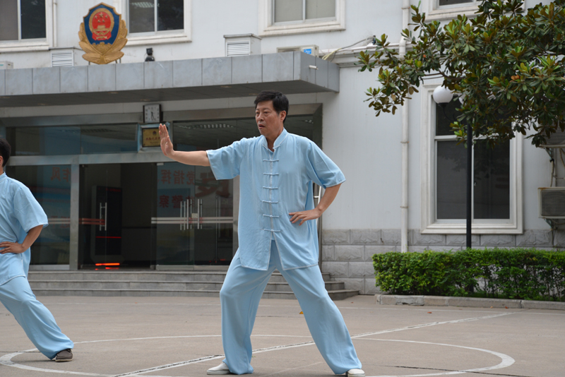 聘請陳式太極拳知名教練教學(xué)，開展太極拳興趣小組活動。