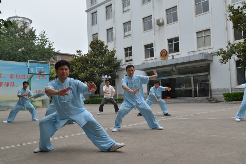 聘請陳式太極拳知名教練教學(xué)，開展太極拳興趣小組活動。
