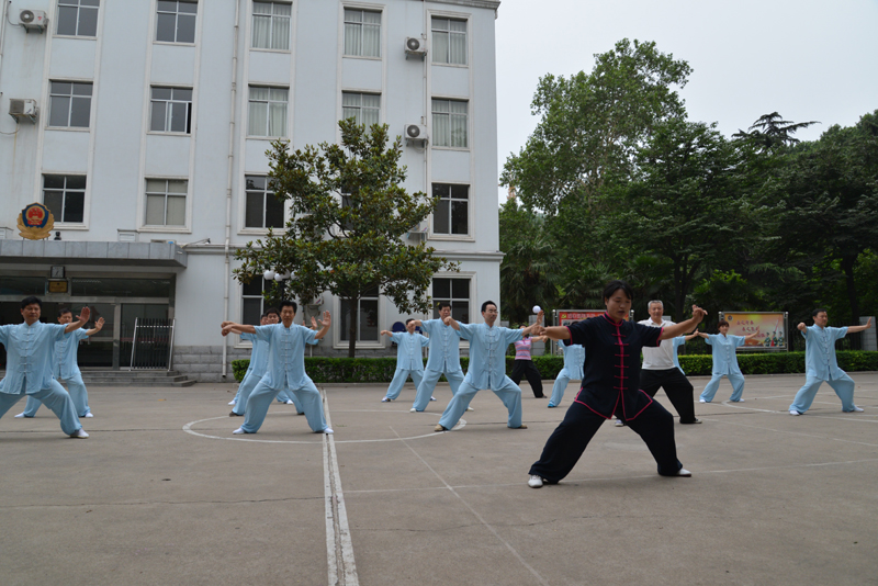 聘請陳式太極拳知名教練教學(xué)，開展太極拳興趣小組活動。