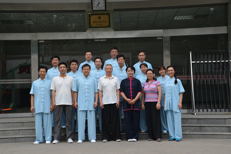 聘請陳式太極拳知名教練教學(xué)，開展太極拳興趣小組活動。