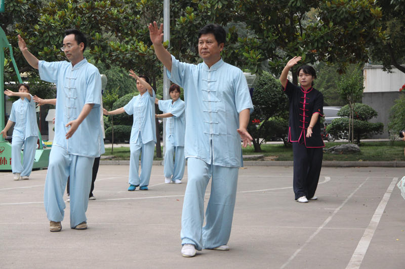 聘請陳式太極拳知名教練教學(xué)，開展太極拳興趣小組活動。